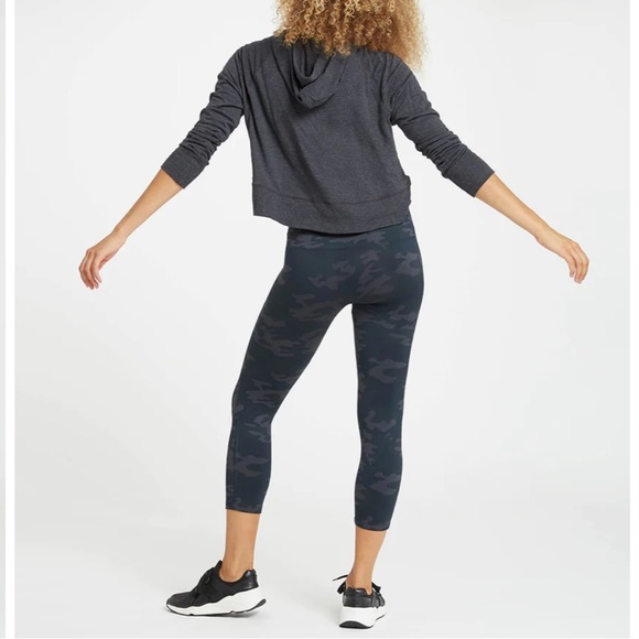 Spanx Look at Me Now Seamless Cropped Leggings Black Gray Camo Size Small - Picture 13 of 14